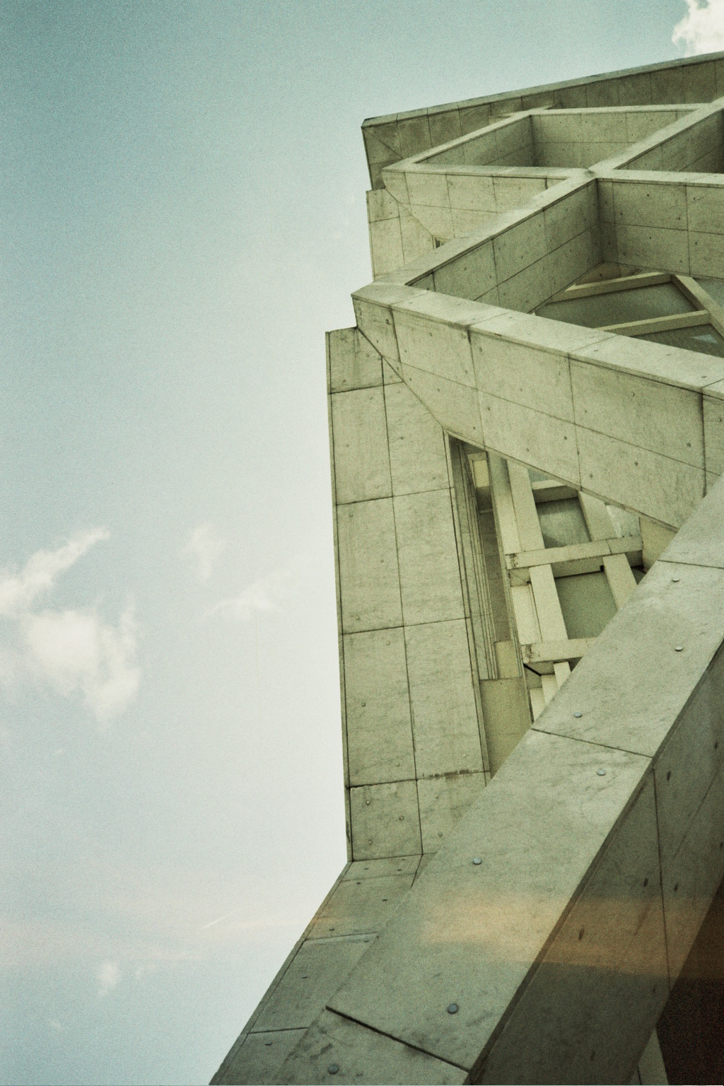 Paris 2022 . Analogue photography . LomoChrome Metropolis film . Olympus Mju 1